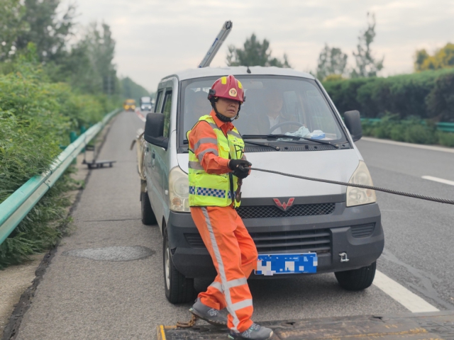 亳州中心阜陽(yáng)段上行K376施救員徐建才調(diào)整拖車鋼絲繩，開展救援行動(dòng)。.jpg