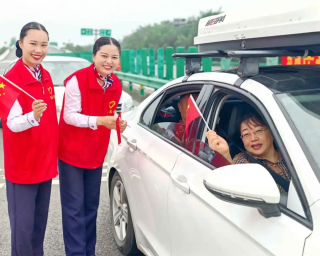 1759889809209906.jpg 蚌埠中心涂山懷遠(yuǎn)站為過(guò)往司乘贈(zèng)送小國(guó)旗.jpg