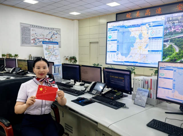 1759889971742443.png 寧宣杭中心監(jiān)控員工作中與國(guó)旗合影.png