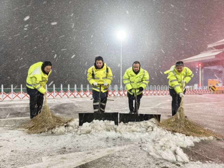 集團(tuán)迎戰(zhàn)今冬首場(chǎng)降雪保障路網(wǎng)安暢
